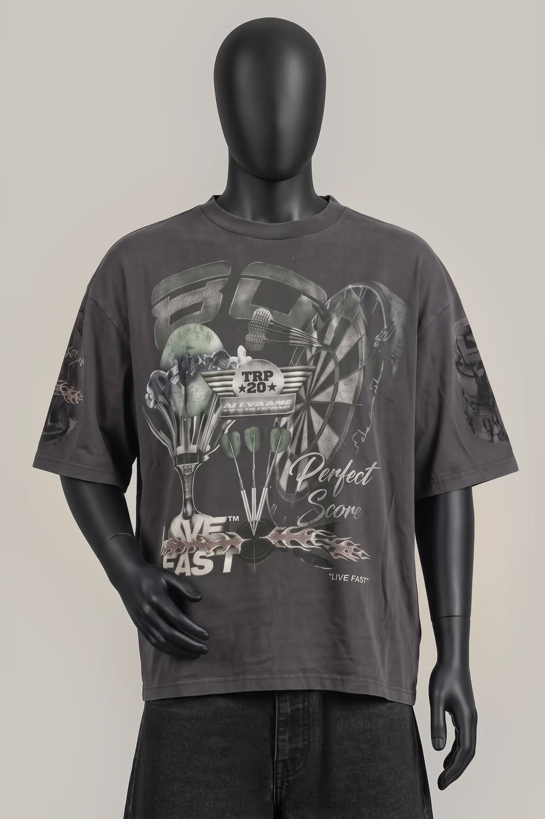 LFDY, Darts Graphic Oversized Tee, Anthrazit/Faded Black, Flammen- und Dart-Grafik, All-Over Print Ärmel, Größe M, Sehr gut